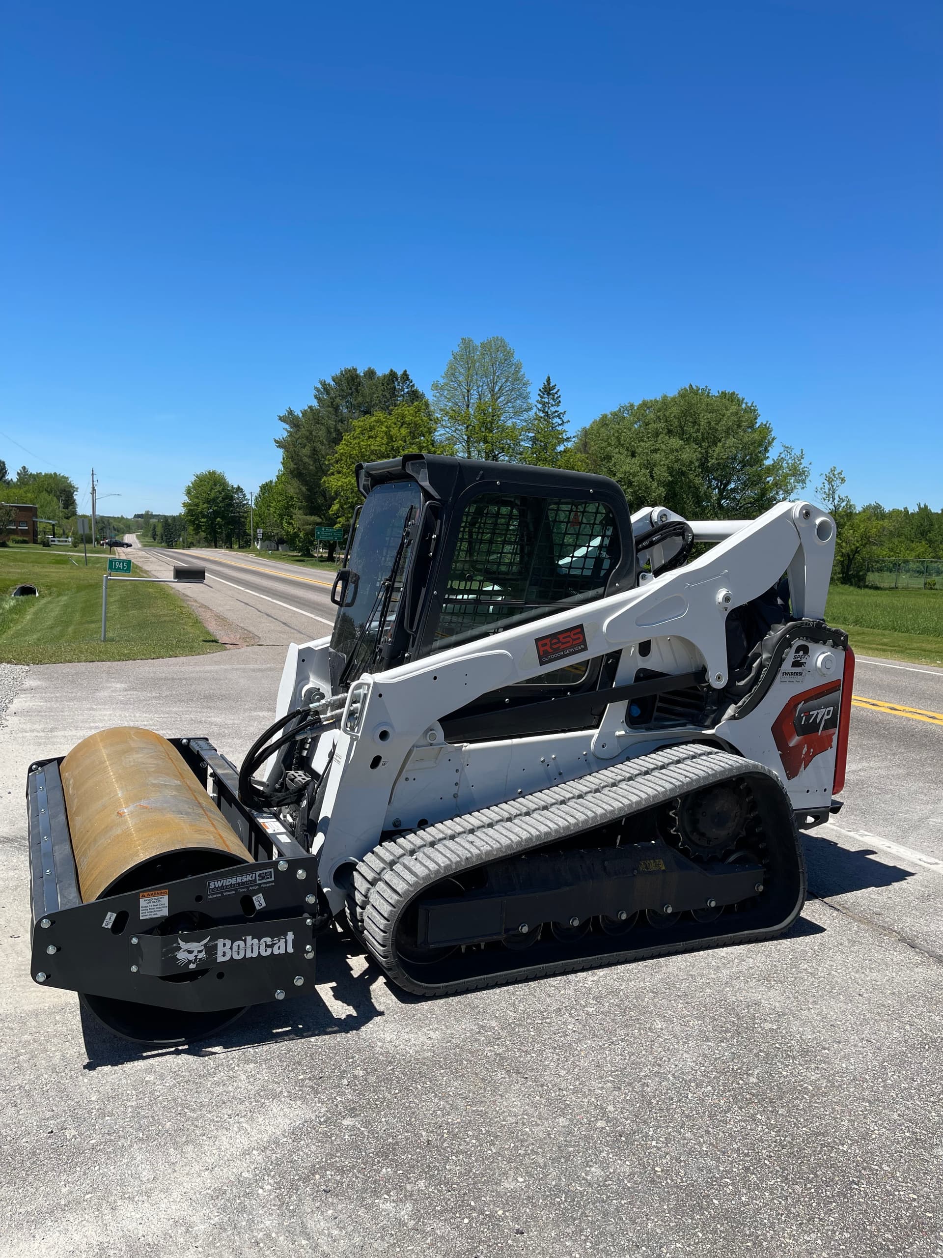 Gallery photos for Fresh Gravel Driveway Gets a Clean Finish in Mosinee: Image #4